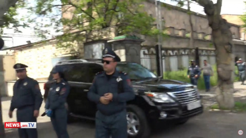 Կարեն Կարապետյանն ու մյուս նախկին վարչապետերը դատարանից հեռացան հետնամուտքով