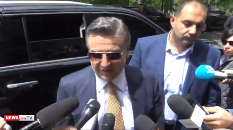 Սոցիալական դիստանցիա չկա՞. Կարեն Կարապետյանը ոչ մի հարցի չպատասխանեց
