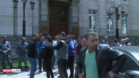 Ոչ թալանին, ոչ թալանչի վարկային կազմակերպություններին. բողոքի ակցիա ԿԲ-ի դիմաց