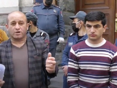ԿԲ-ի դիմացից ցուցարարների բերման ենթարկեցին. մյուսները գնացին ոստիկանության մոտ