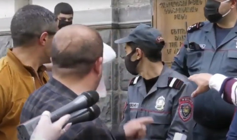 «Ներսում նստածները պիցցա են ուտում». ցուցարարներին թույլ չտվեցին մտնել ԿԲ՝ նամակ հանձնելու