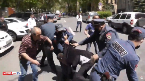 Ոստիկանությունը ԿԲ-ի դիմացից ուժի գործադրմամբ ցուցարարների է բերման ենթարկում