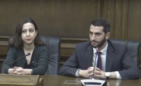 Ռուբեն Ռուբինյանը ընդդիմության օրակարգին չտրվելու համար չպատասխանեց լրագրողի հարցին
