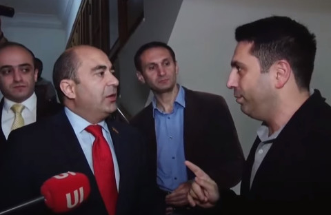 Ձեզ ոչ մեկ հետևից չի խփել. Մարուքյանը և Ալեն Սիմոնյանը վիճեցին ԱԺ միջանցքում