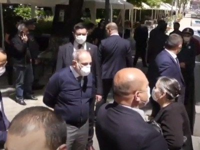 Նիկոլ Փաշինյանը շրջում է Հանրապետության հրապարակի այգում