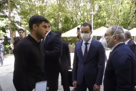 Պարոն Փաշինյան, եթե հիմա մեզ չլսեք, վաղը հազարավոր մարդիկ են այստեղ հավաքվելու.ցուցարարը՝ վարչապետին