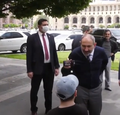 Մայրիկն ու հայրիկը տանը ասո՞ւմ են, որ կորոնավիրուսը սարքած ա. Փաշինյանը՝ փոքրիկին