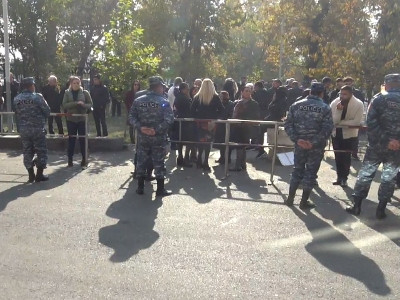 Քոչարյանի աջակիցները դատարանի բակում սպասում են խափանան միջոցի որոշմանը