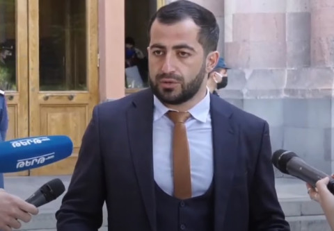 Մի քանի ՌԴ քաղաքացիներ գիշերել են կառավարության դիմաց՝ մեքենաների մեջ. իրավապաշտպան
