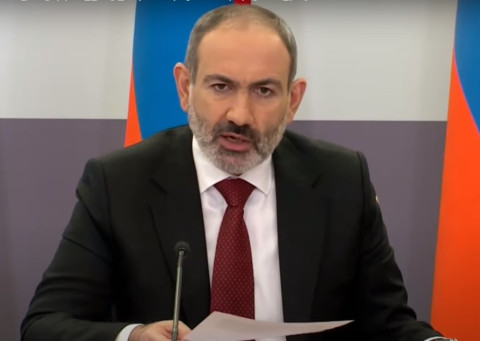 Մարտական դիրքերում զինվորին շշով ջուր է տրվում. Նիկոլ Փաշինյան