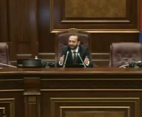 Մեզ չեն հասկանա, զեկուցողն էնտեղ նստած ա, հարց տվողները գալիս են ամբիոնի մոտ. Միրզոյան