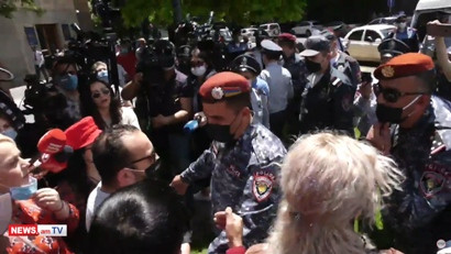 Կնոջը հրելը նորմա՞լ ա․ վիճաբանություն ոստիկանների եւ ակցիայի մասնակիցների միջեւ