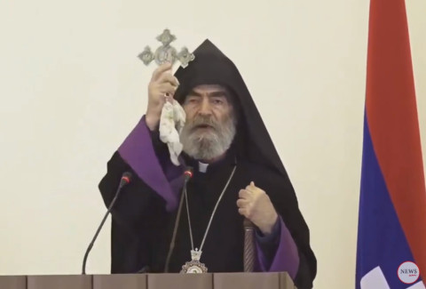 Պարգեւ Սրբազանի աղոթքով մեկնարկեց Արցախի ԱԺ առաջին նիստը