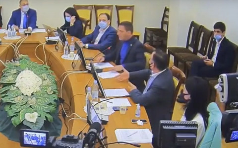 Տո դու ո՞վ ես, որ ինձ ընդհատես. Գեւորգ Պետրոսյանն ու Նիկոլայ Բաղդասարյանը վիճեցին