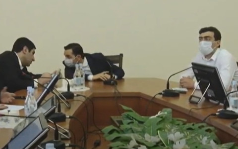 Սմբատ Գոգյանն ու Գրիշա Թամրազյանը մասնակցում են ԱԺ հանձնաժողովի արտահերթ նիստին