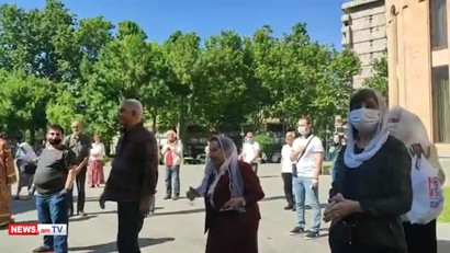 Երեւանում քաղաքացիները սոցիալական հեռավարություն պահելով են մասնակցում պատարագի