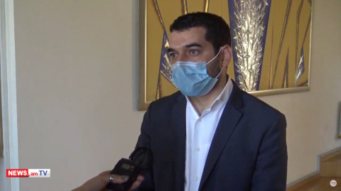 Կոնտակտ չի եղել, դիմակով էի. Հրաչյա Հակոբյանը երեկ այցելել էր Փաշինյաններին, իսկ այսօր եկել ԱԺ