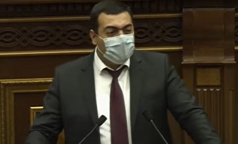 Սերգեյ Ատոմյանը չկարողացավ զսպել ծիծաղը և կիսատ թողնելով ելույթը՝ հեռացավ ամբիոնից