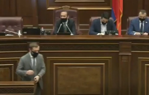 Պարոն Պապոյան, զիջեք ի վերջո ամբիոնը. Արարատ Միրզոյանը կատակեց