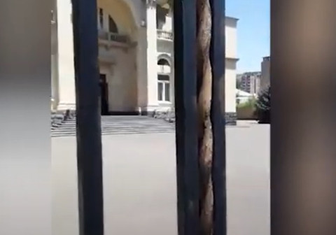 Բողոքի ակցիա Բաղրամյան 26-ի դիմաց. պահանջում են Արմեն Սարգսյանի հրաժարականը