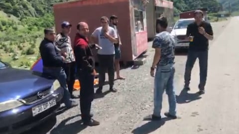 Մի մասը քնում է վրանների մեջ, մի մասը ավտոների մեջ. Լարսում մնացած քաղաքացի