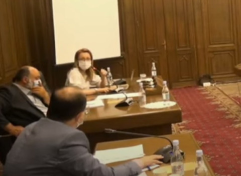 Էս նեղ պայմաններում ինչո՞ւ եք ծառայողական մեքենա ձեռք բերել. ընդդիմադիր պատգամավորը՝ փոխքաղաքապետին