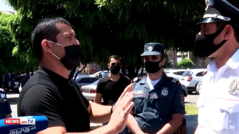 4 ամիս ա չենք աշխատում, ո՞նց ընտանիք պահենք. ոստիկանները թույլ չտվեցին քաղաքացուն ակցիա իրականացնել