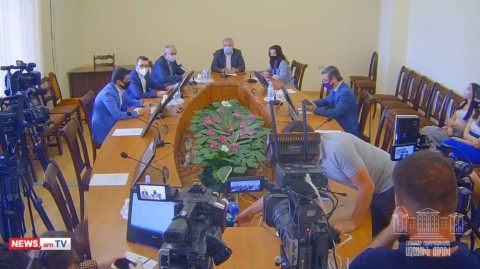 Եթե դիմում չգրեիք, ձեր աշխատավարձը կպահվեր. վիճաբանություն պատգամավորների միջեւ