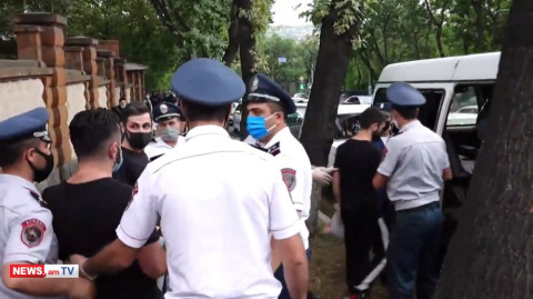 «Ադեկվադի» անդամները Բաղրամյան 26-ի մոտից բերման ենթարկվեցին