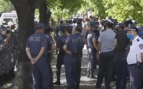 Ոստիկանությունը մեծ թվով ուժեր է կենտրոնացրել Ազգային ժողովի դիմաց
