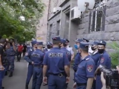 Ոստիկաններն ԱԱԾ-ի դիմացից քաղաքացիների են բերման ենթարկում