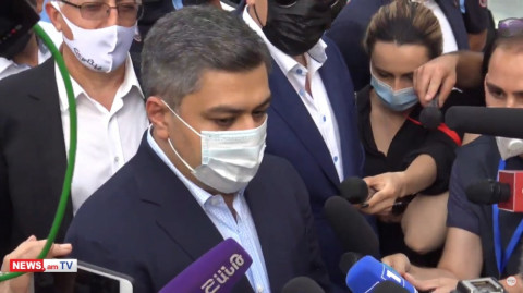 Փորձ է արվում քաղաքական ընդդիմախոսներին լռեցնելու. Վանեցյանը Շենգավիթի դատարանի բակում է