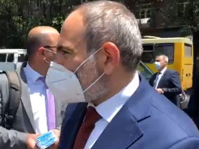 Փաշինյանը շրջում է Երեւանի կենտրոնում եւ դիմակ բաժանում քաղաքացիներին