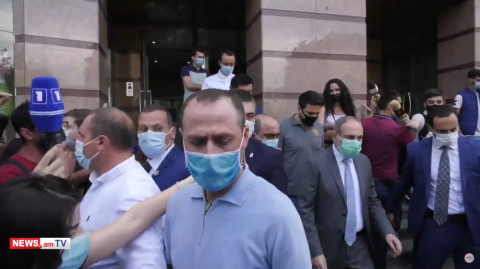 «Ձեր ժողովրդին են թալանել, բանկերի հարցերը լուծեք». Փաշինյանը չլսեց Մանուել Մանուկյանին