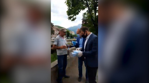 «Մի 5 հատ տուր էլի՜». Հունան Պողոսյանը դիմակ է բաժանում Կապանում