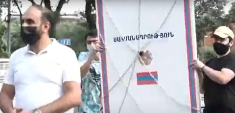 «Սահմանադրական դատարանը զավթված է 1 անձի եւ կուսակցության կողմից». ՀՅԴ-ական երիտասարդների ակցիան