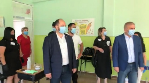Կապանում Արայիկ Հարությունյանը հետեւում է մաթեմատիկայի ընդունելության քննությանը