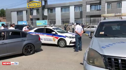 Երեւանում նորակոչիկների ավտոբուսին «ուղեկցող» մի մեքենայից երիտասարդները կախվել էին պատուհաններից
