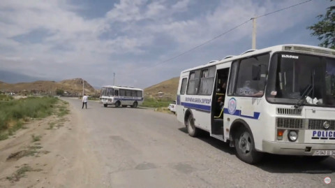 Ավտոերթի մասնակիցներին բերման ենթարկելուց հետո ոստիկանները բացում են դեպի Խոր Վիրապ տանող ճանապարհը