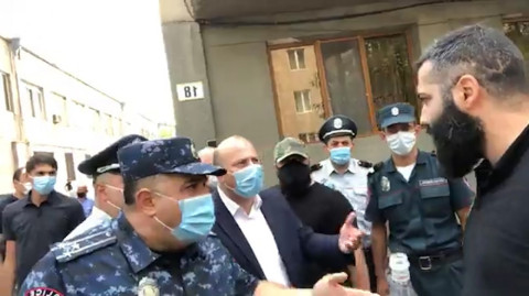 Մի հատ նորմալ պահեք ձեզ. վիճաբանություն ոստիկանների եւ «Ադեկվադի» անդամների միջեւ