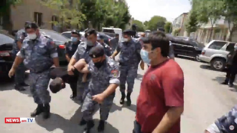 Ոստիկաններն Արտաշատի բաժնի մոտից քաղաքացիների են բերման ենթարկում