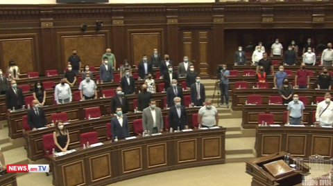Հավերժ փառք հերոսներին. պատգամավորները 1 րոպե լռությամբ հարգեցին զոհված զինծառայողների հիշատակը