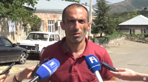 Գյուղի ներսում երեք արկ է ընկել, վեց տուն տուժել է. Ներքին Կարմիր Աղբյուրի վարչական ղեկավար