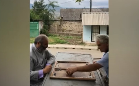 Կրակի տակ մարդիկ հանգիստ ապրում են, նարդի են խաղում. հոգեւորականը Չինարիից ուղիղ եթեր է մտել