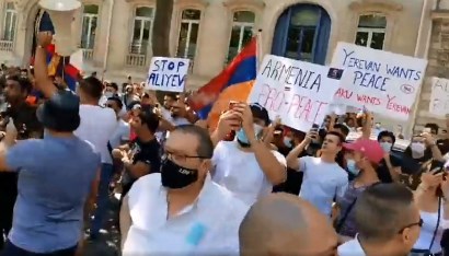 Փարիզում հայերը բողոքի ակցիա են անում Ադրբեջանի դեսպանատան առջեւ