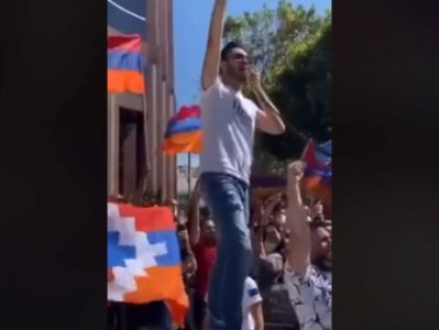 ԱՄՆ-ում Անդրեն «Սարի աղջիկն» է երգում Ադրբեջանի հյուպատոսության մոտ