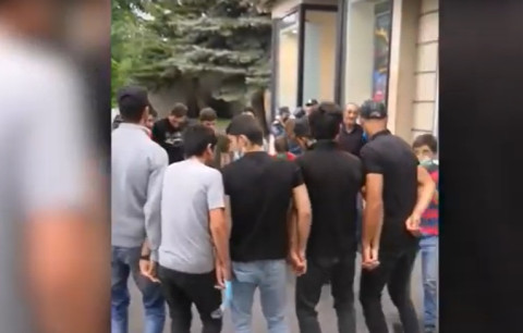 Նորակոչիկները պարում են Թալինի զինկոմիսարիատի մոտ