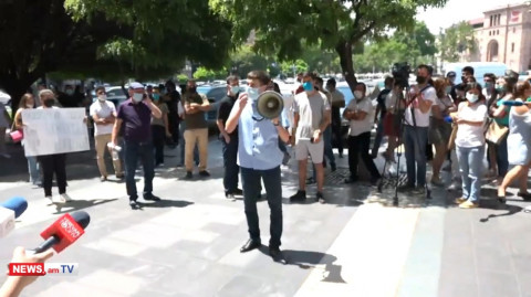 «Ամոʹթ, ամոʹթ, բուհը չավարտած վարչապետը չի թողնում, որ մենք ընդունվենք». ակցիա Կառավարության դիմաց