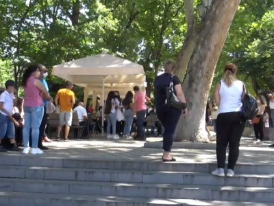 Չընդունված դիմորդներն ու նրանց ծնողները կրկին ԿԳՄՍՆ-ի դիմաց են