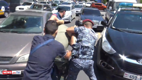 Կարմիրբերետավորները դիմորդներին դուրս բերեցին փողոցից. կան բերման ենթարկվածներ